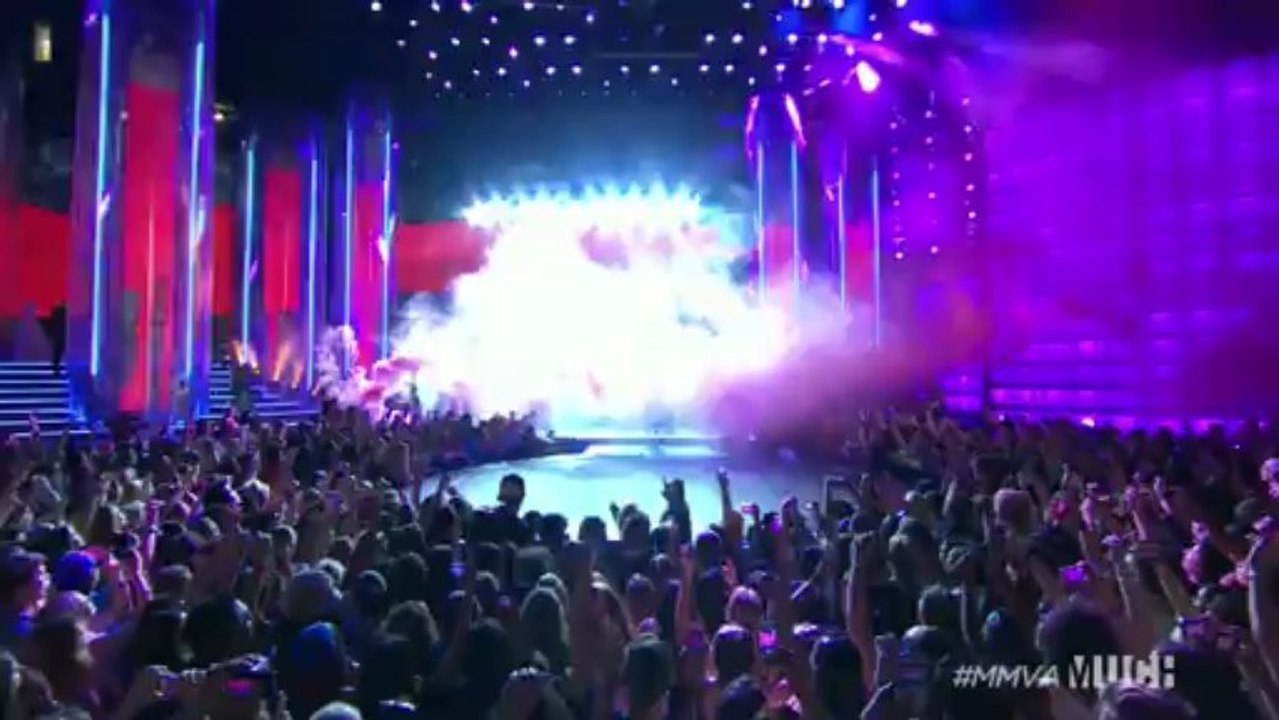 Avril Lavigne - Here's To Never Growing Up @ Live at MMVA 17/06/2013