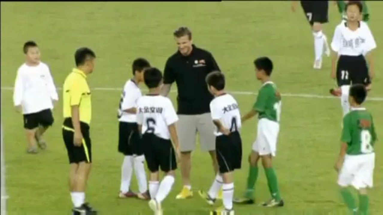 Beckham kickt mit chinesischen kids