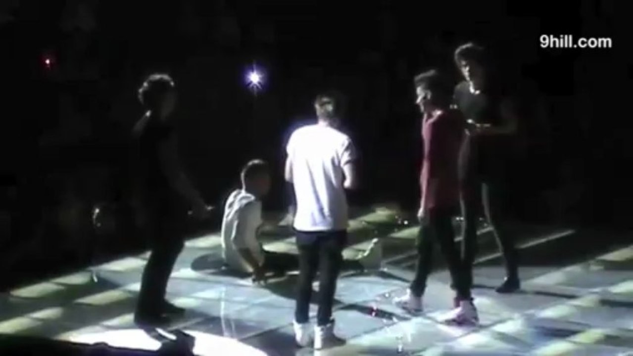 Harry Styles From One Direction Does Michael Jackson Dance Moves!