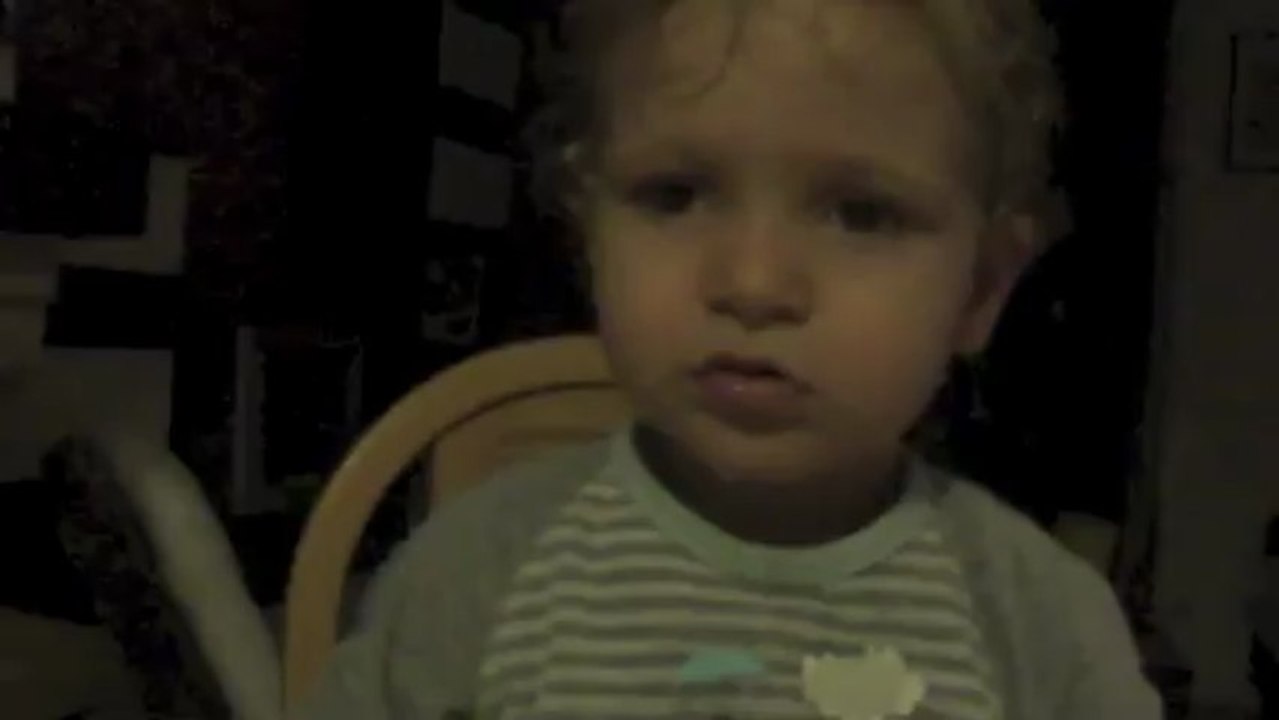 Simon reconnait l'appareil photo.m4v