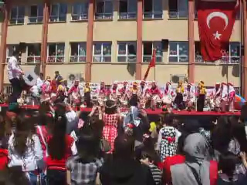 TÜRKİYE G. C. İ.Ö. OKULUNUN 2. SINIF FOLKLÖR GÖSTERİSİ