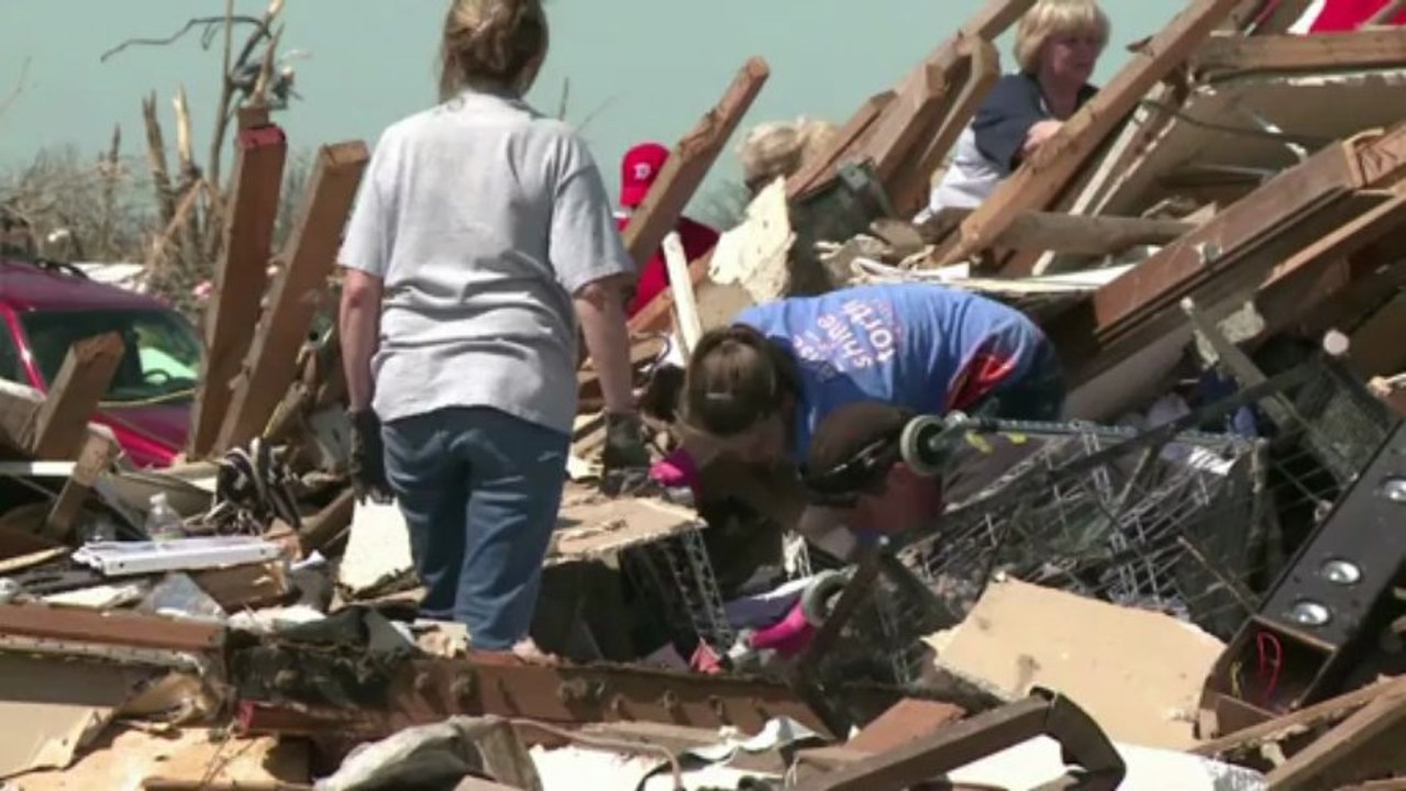 Storm chasers question the practice after deaths