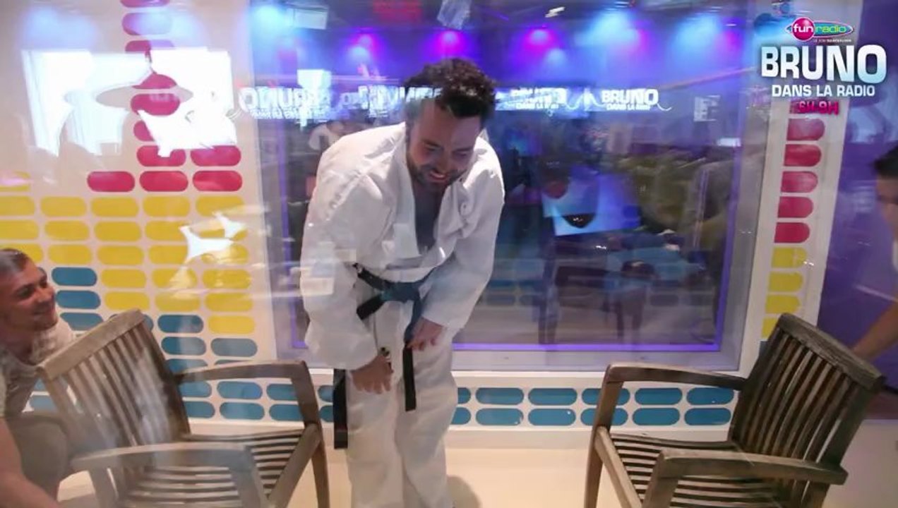 Le défi d'Elliot - Faire un grand écart entre 2 chaises