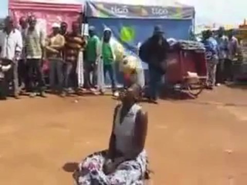 Dans un marché, cette Africaine sait manier le ballon !
