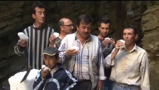 Sıcakta karlı şerbet içiyorlar