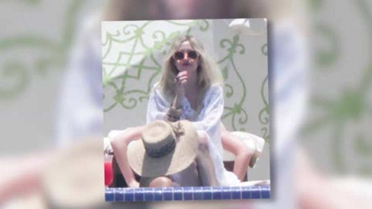 Ashlee Simpson Covers Up Her Bikini Body in Mexico