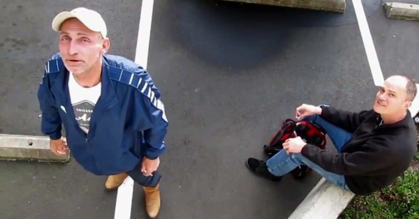 Il filme des inconnus dans la rue pour leur faire péter les plombs !