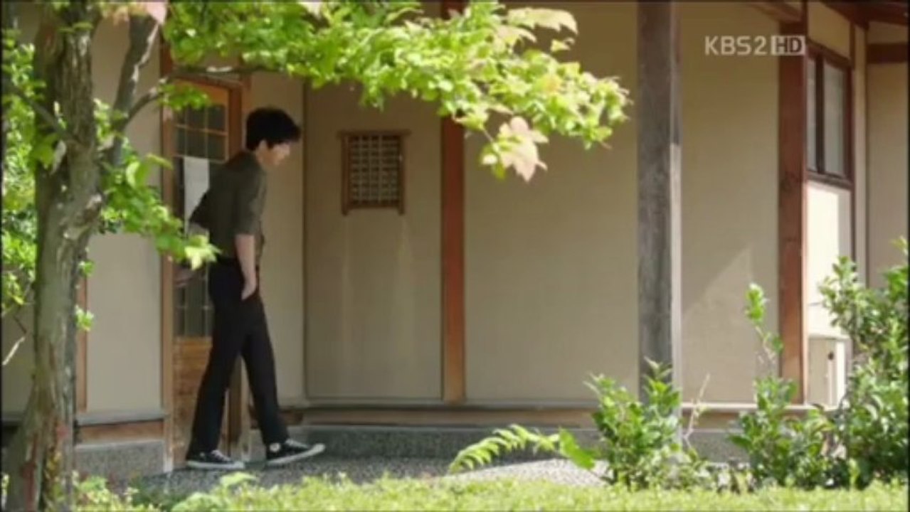 Song Joong Ki give a support to Moon Chae Won