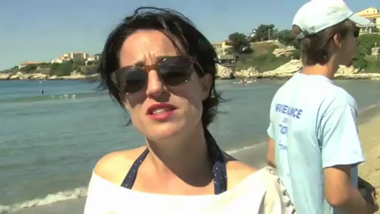 Distribution de cendriers de plage à Martigues- Sophie Degioanni, adjointe PS à l'environnement