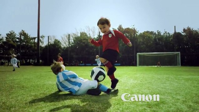 Après Evian, voici les bébés Canon qui jouent au foot !