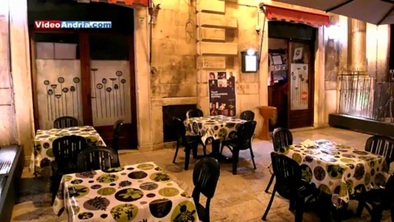 Le opere di Davide Ciciriello esposte presso la vineria "Pane e Pomodoro"