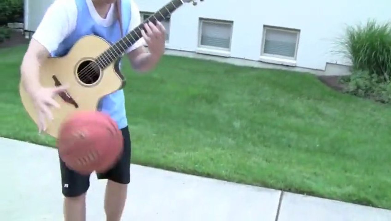 Faire de la musique avec un ballon de basket. Impressionnant!