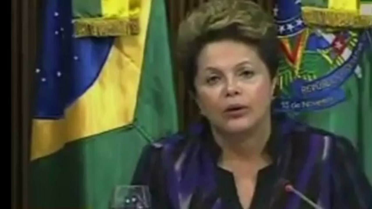 Dilma defende plebiscito para reforma política