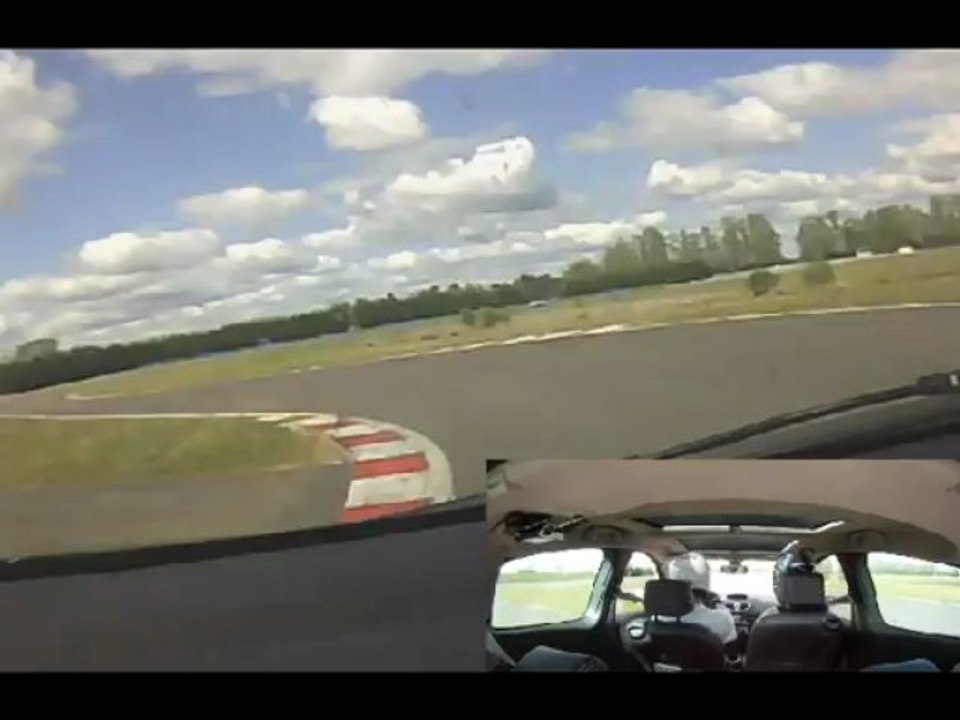 Magny cours Club, 2eme session, 2 vues simultanées. Clio 3 RS1.