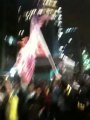 Manifestantes colocam fogo em bandeira