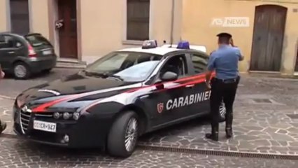 PICCHIA CARABINIERI E POLIZIOTTI:IN MANETTE