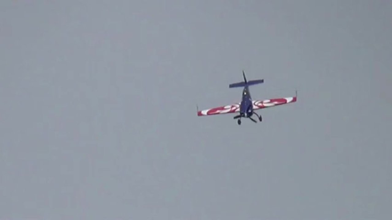 Bourget 2013 - démonstration de l'extra 330 - troisième jour