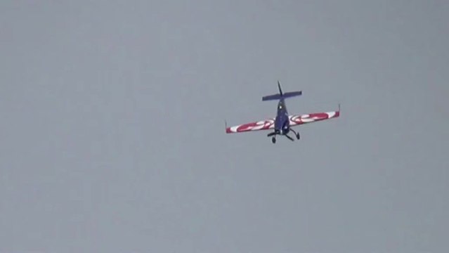 Bourget 2013 - démonstration de l'extra 330 - troisième jour