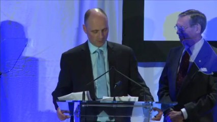 Paul Samyn, editor of the Winnipeg Free Press, accepts the CJF Excellence in Journalism Award