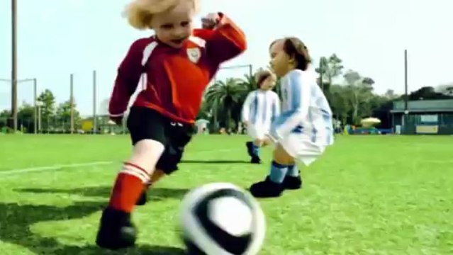 Quand des bébés jouent les stars du foot !