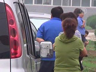 Китайские рабочие не выпускают босса-американца