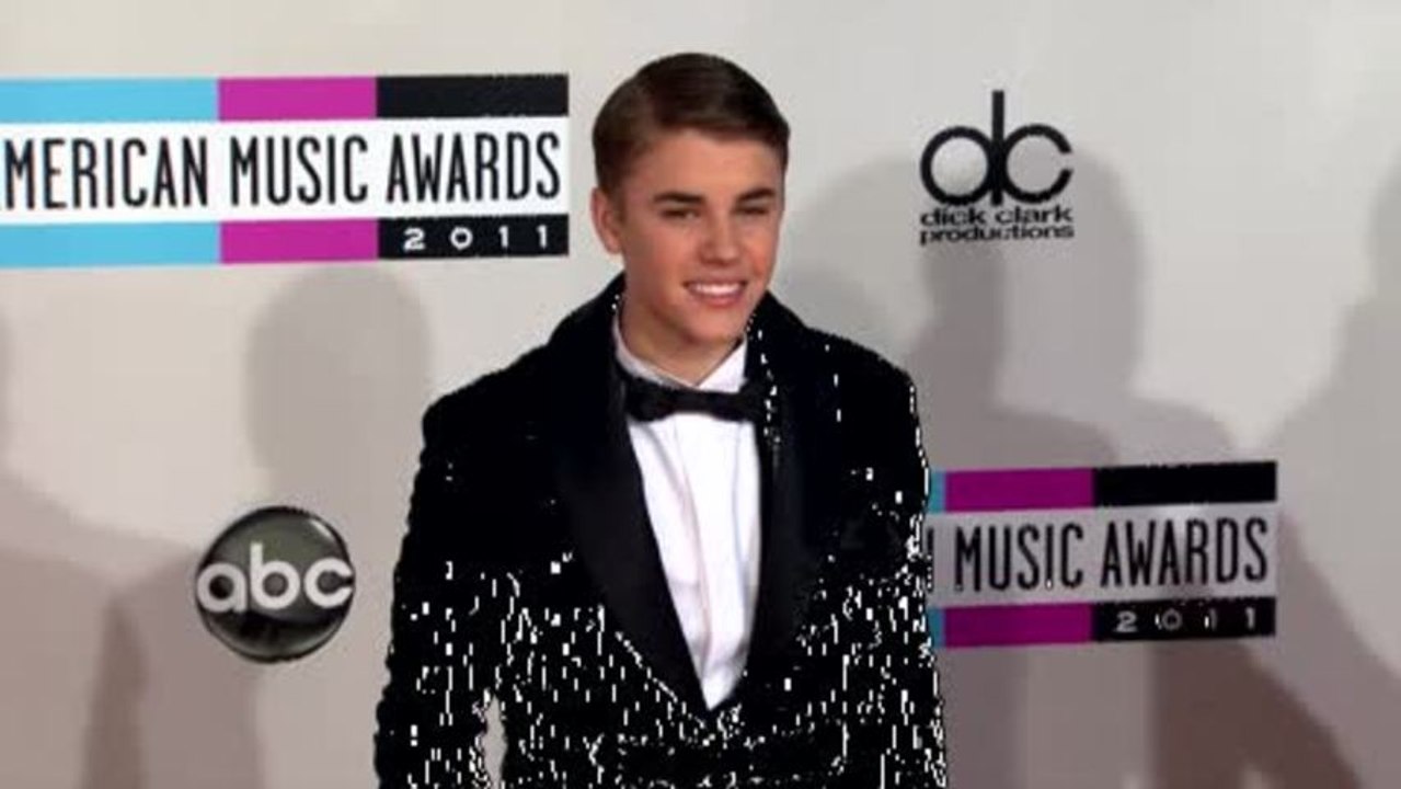 Justin Bieber Spotted 'Kissing Waitress in Las Vegas'