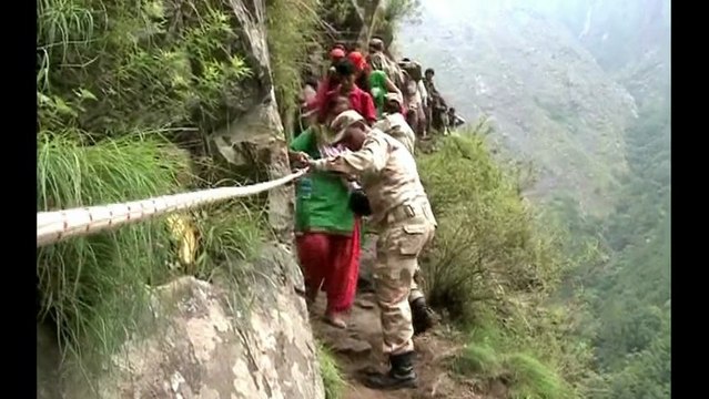 Des milliers de personnes toujours bloquées par les inondations en Inde