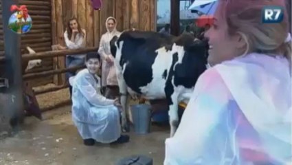 Yudi Tamashiro tira leite da vaca - A Fazenda 6