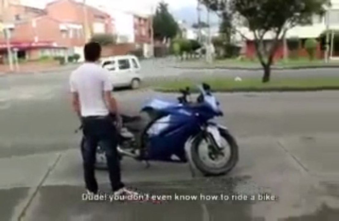 Un accidente impresionante con una moto que sale en llamas