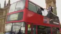 مواطن يثير دهشة البريطانيين لركوبه الحافلة بطريقة خاصة