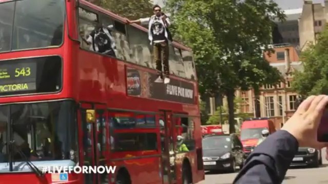 Un gars en lévitation au dessus d'un bus.
