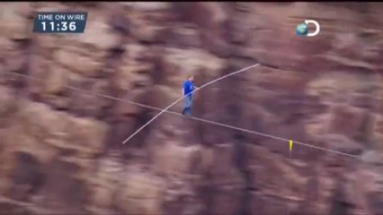 Un funambule traverse le Grand Canyon