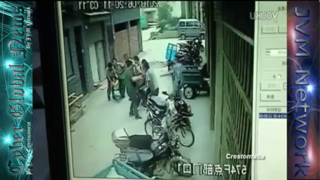 Grupo de hombres salva a niña que cayó cinco pisos