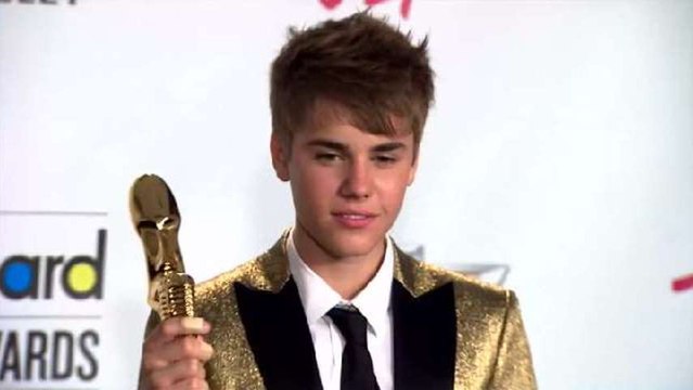 Justin Bieber Spotted Kissing Waitress