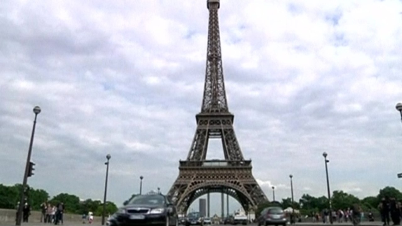 Eiffel Tower staff strike leaves tourists out o...