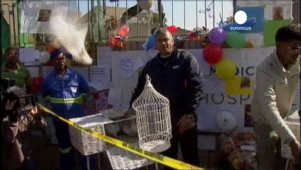 Mandela e il suo popolo, ore di attesa in Sudafrica