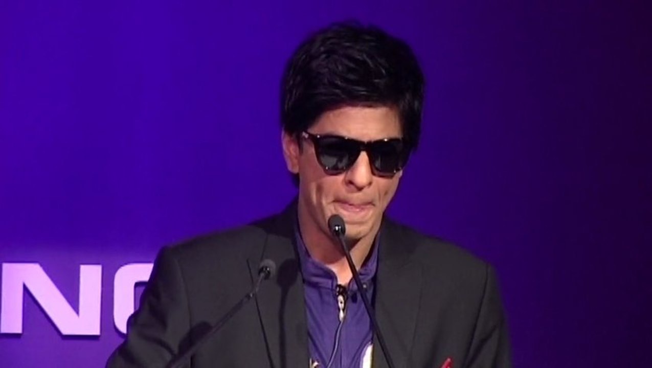 Yo Yo Honey Singh & Shahrukh's Special Tribute To Rajnikanth In Chennai Express