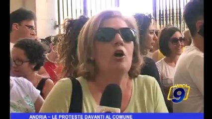 Download Video: Andria | Le proteste davanti al Comune