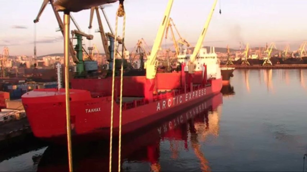 Le déchargement de l'Arctic Express à minuit