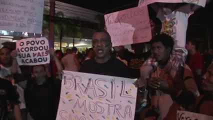 Des habitants des favelas devant la maison du gouverneur de Rio