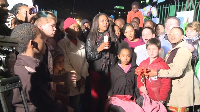 Prières et gospel devant l'hôpital où se trouve Nelson Mandela