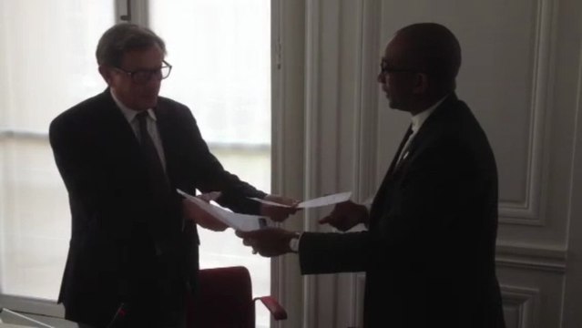 Jean-Sébastien Vialatte, député UMP, auteur d'un tweet raciste, signe un accord pour le retrait de la plainte d'une association