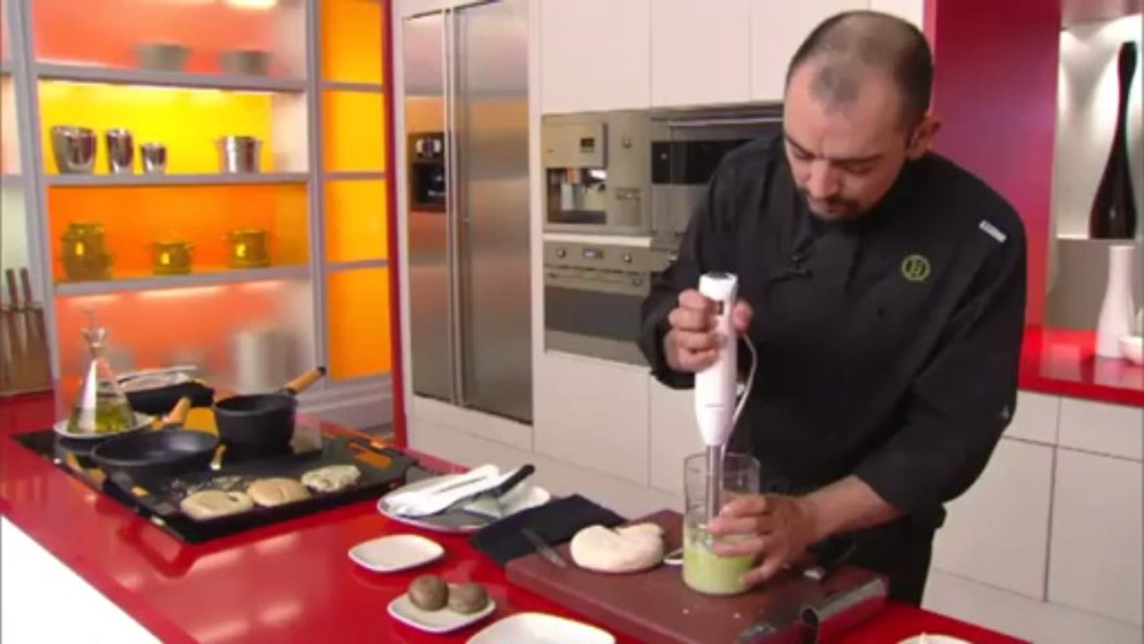 Cuines - Hamburguesa vegetal amb pesto, ceba confitada i xampinyons.