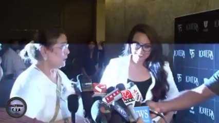 Sonakshi Sinha gets a KISS at Lootera SCREENING