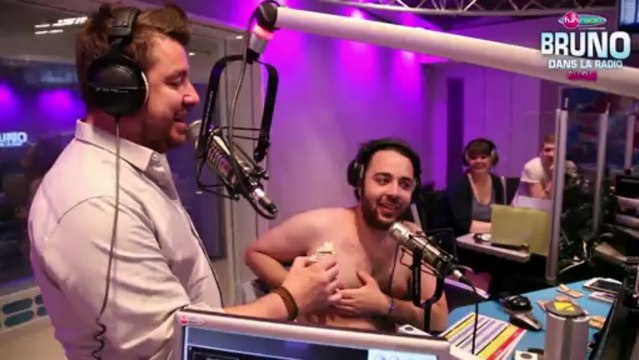 Le Super Méga Défi d'Elliot - Se pincer les tétons avec une tapette à souris