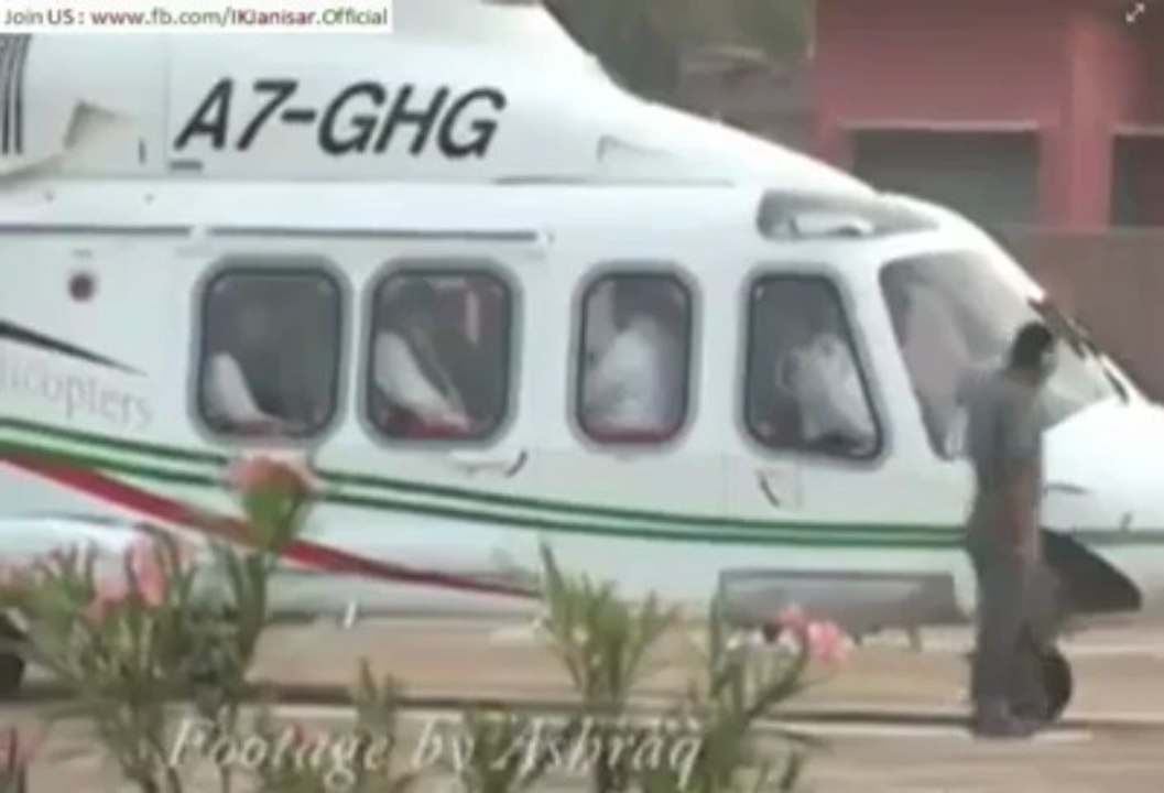 Nawaz Sharif Helicopter Mai Apna NARA baantay huway Full Paindoo style
