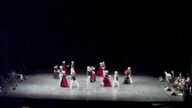 Chapeaux Ronds et Bottines de Cuir