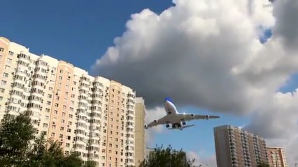 Condo à vendre (Un avion passe près des immeubles)