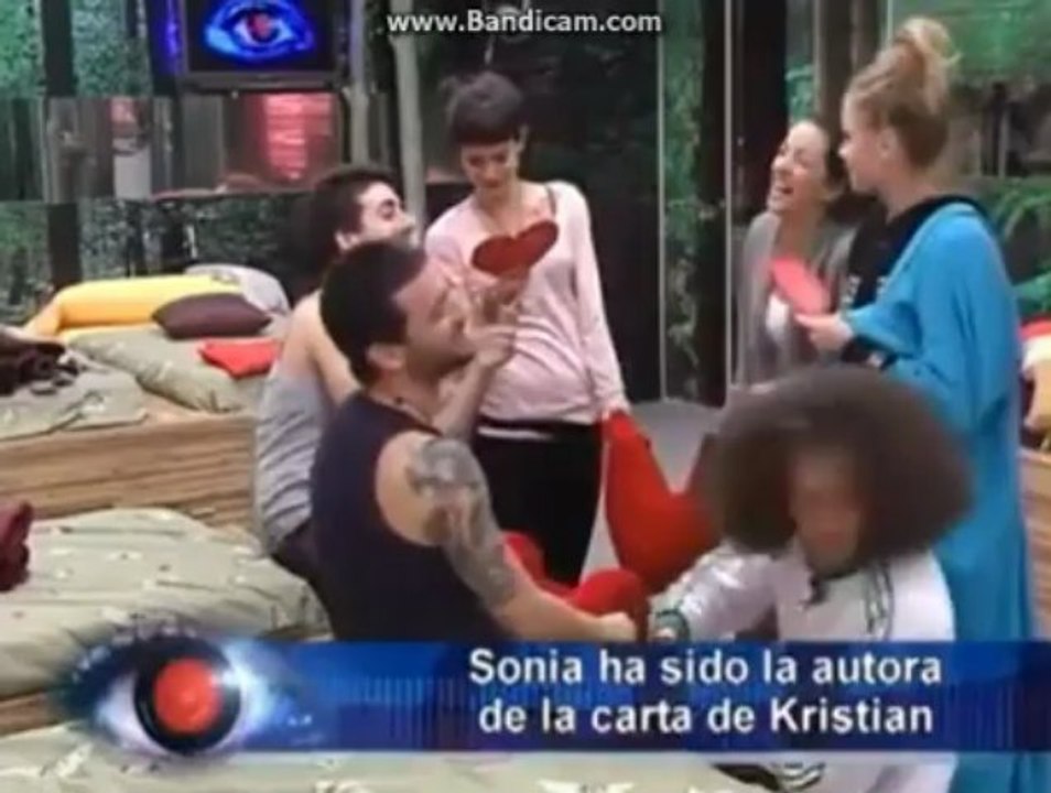 Kris en la 1ª prueba, lee una de sus notas escrita por Soni