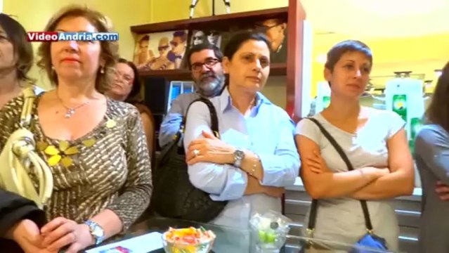 Donne e risate con le opere di Emanuele Pasculli presso Ottica D'Ivea ad Andria